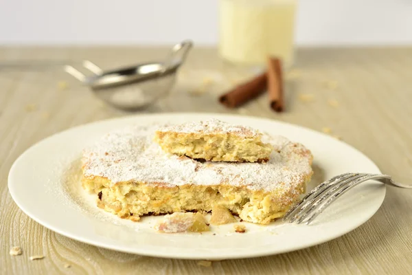 Cottage cheese baked pudding with oat flakes and apples — Stock Photo, Image