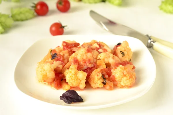 Coliflor con salsa de tomate — Foto de Stock