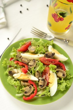 mantar, yumurta, domates ve biber salatası