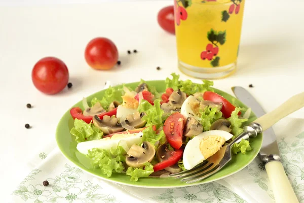 Salad with mushrooms, eggs, tomatoes and peppers — Stock Photo, Image