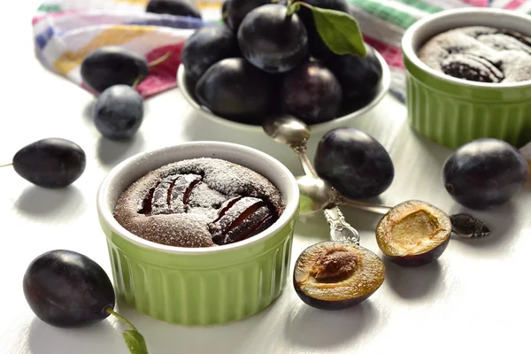 Clafoutis with plums and chocolate, selective focus — Stock Photo, Image