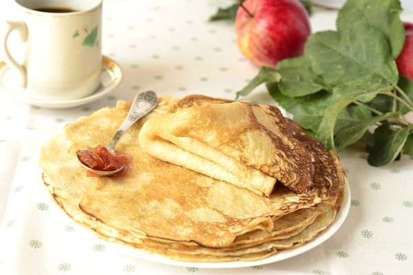 Pannenkoeken met apple jam (selectieve aandacht) — Stockfoto