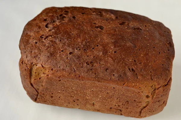 Pão de centeio com pão de trigo sobre fundo branco — Fotografia de Stock