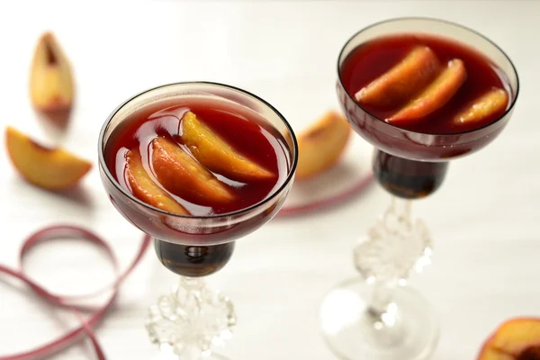 Şeftali kırmızı şarap soslu, seçici odak haşlanmış yumurta.