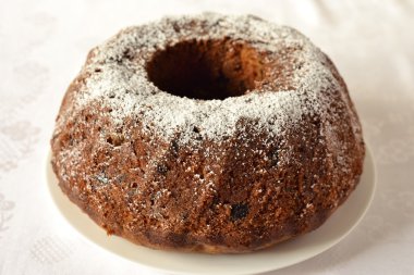 kurutulmuş meyve ve fındık beyaz tabakta puding