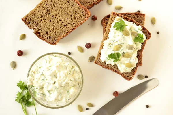 Sandwiches with cream cheese and pumpkin seeds — Stock Photo, Image