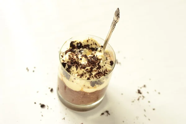 Chocolade dessert met slagroom — Stockfoto