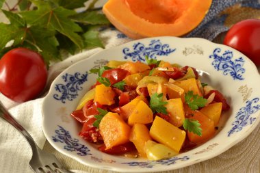 Fırında kabak tatlı biber ve domates ile