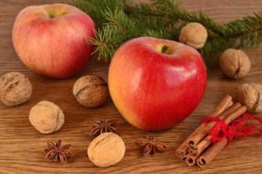 Kırmızı elma, ceviz, tarçın ve anasonu ahşap zemin