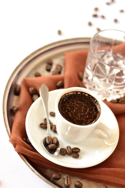 Kopje koffie en een glas water op een dienblad — Stockfoto