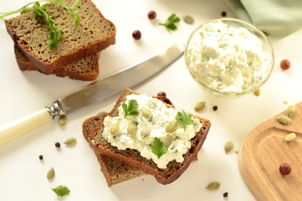 Sandwiches with cream cheese and pumpkin seeds — Stock Photo, Image