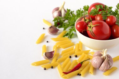 makarna penne, taze domates ve baharat beyaz zemin üzerine
