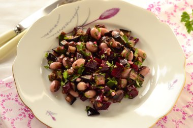 Patlıcan fasulye ve pancar, salata ile