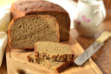 Çavdar-buğday ekmek tahtası ahşap fırından yeni çıkmış