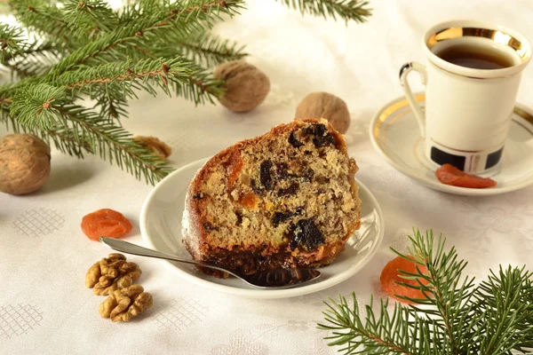 Pudding mit Trockenfrüchten und Nüssen mit Tannenzweig im Hintergrund — Stockfoto