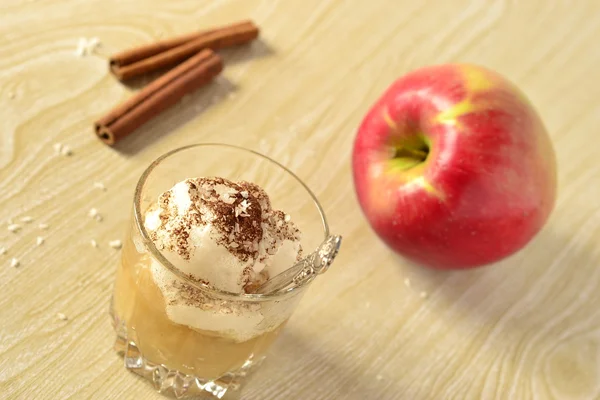 Postre con crema de manzana, claras de huevo batidas y canela — Foto de Stock