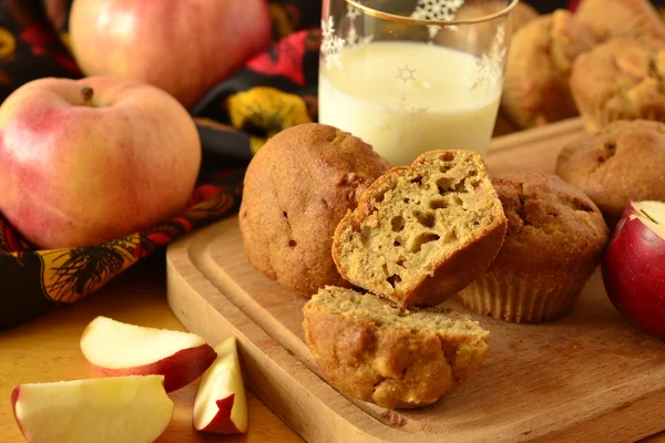 Muffins com maçãs — Fotografia de Stock