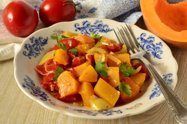 Fırında kabak tatlı biber ve domates ile