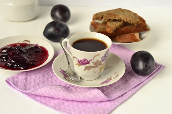 Toast with plum jam and coffee for breakfast — Stock Photo, Image