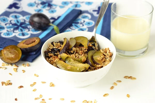 Granola con ciruelas pasas, miel y ciruelas frescas —  Fotos de Stock