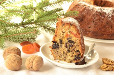 kurutulmuş meyve ve fındık ile arka planda köknar dalı ile puding