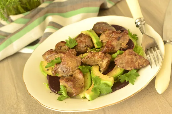 pancar ve avokado, salata tavuk karaciğer