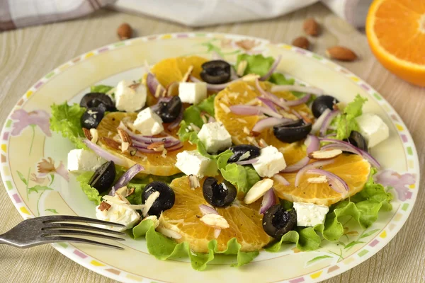 Салат с апельсинами, оливками, луком и фета — стоковое фото