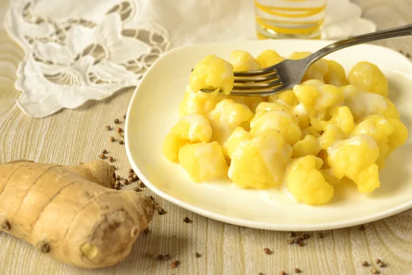 Coliflor con salsa de leche y jengibre — Foto de Stock