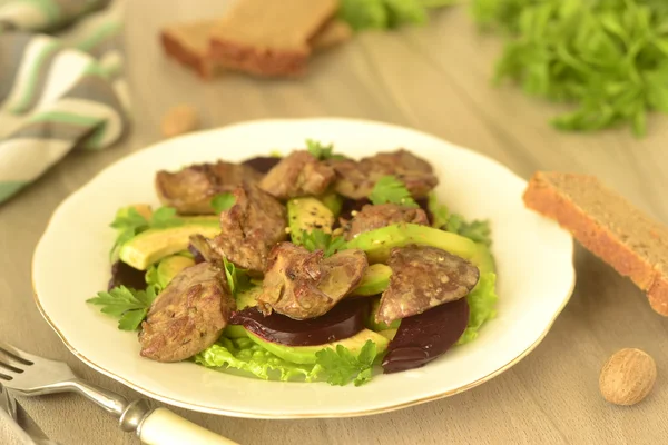 Kippenlever met rode biet en avocado, salade — Stockfoto