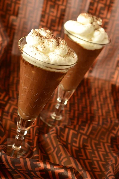 Молочный коктейль банан-какао с взбитыми белыми — стоковое фото