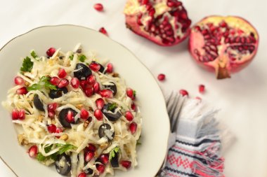 kereviz, zeytin ve nar salatası