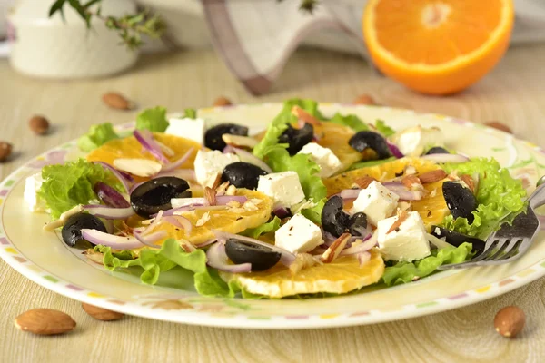 Salad with oranges, olives, onions and feta — Stock Photo, Image