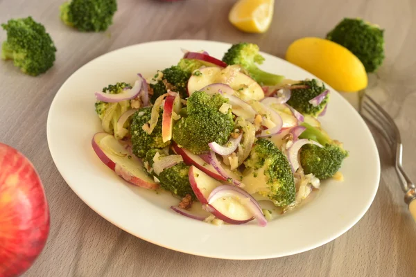 Broccoli with apple, red onion and walnuts — Stock Photo, Image
