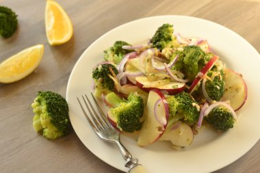 apple, kırmızı soğan ve ceviz brokoli