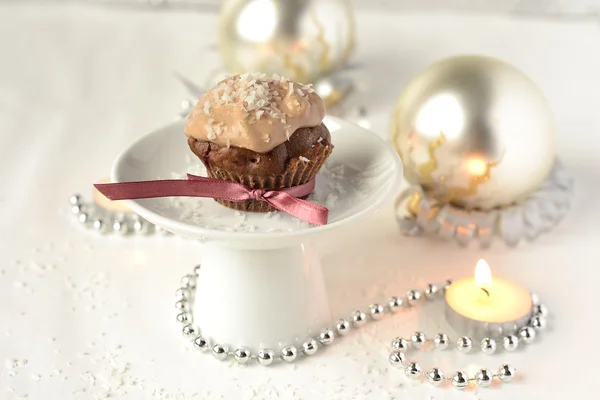 Weihnachtsschokolade und Beerenmuffins, Cupcake — Stockfoto