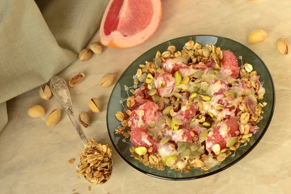 Pompelmo con muesli, yogurt e pistacchi — Foto Stock