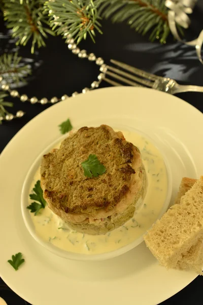 Plantaardige casserole met krabvlees en roomsaus voor de vakantie — Stockfoto