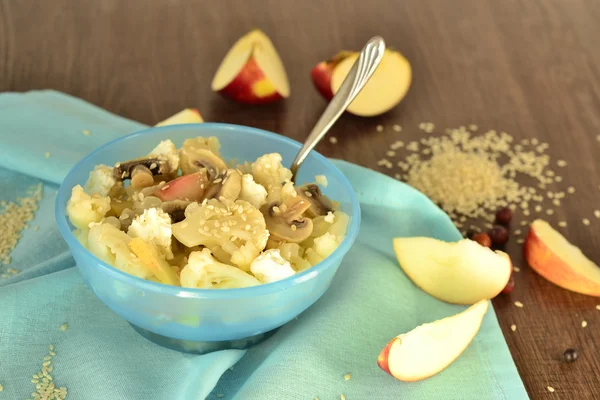 Blumenkohl, Pilze und Äpfel mit Sesam, Salat — Stockfoto