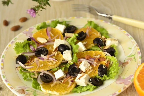 Salát s pomeranče, olivách, cibulí a sýrem feta — Stock fotografie