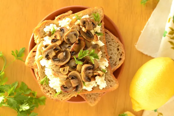 Toast med svamp och getost — Stockfoto