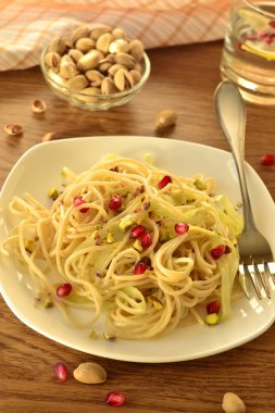 lahana, Antep fıstığı ve nar ile tam tahıl spagetti