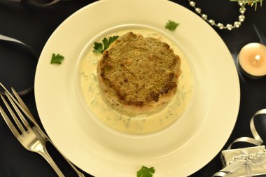 Yengeç eti ve tatil için krema sosu ile sebze güveç