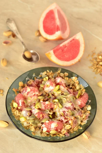 Pompelmo con muesli, yogurt e pistacchi — Foto Stock