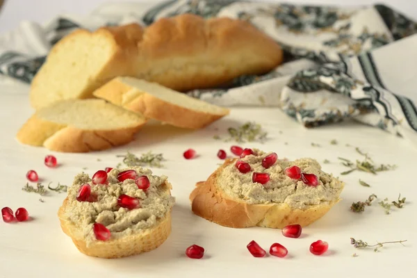 Baget con patè di funghi, erbe aromatiche e semi di melograno — Foto Stock