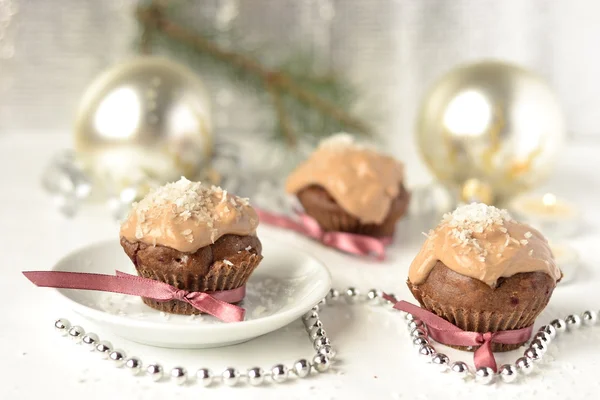 Weihnachtsschokolade und Beerenmuffins, Cupcake — Stockfoto