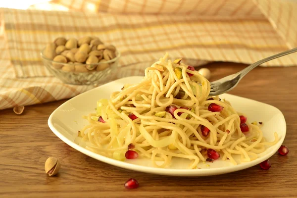 Spaghetti integrali con cavolo, pistacchi e melograno — Foto Stock