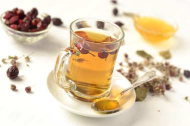 -yaban gülü ve ahududu bitki çayı