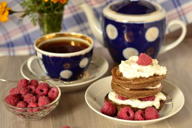 süzme peynir, ahududu ve kahvaltıda çay ile çikolatalı kek
