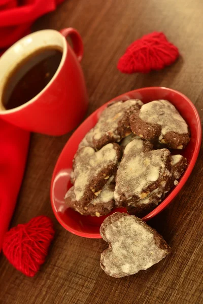 Xícara de café e biscoitos de chocolate na forma de coração — Fotografia de Stock