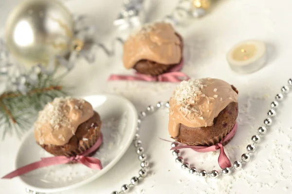 Weihnachtsschokolade und Beerenmuffins, Cupcake — Stockfoto